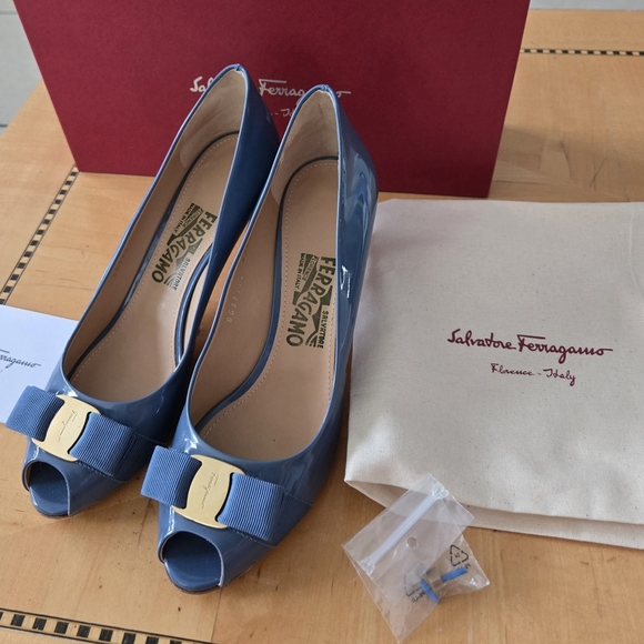 Salvatore Ferragamo Logo Blue Patent Leather Open Toe Vara Shoes 8.5/ 39.5 - Picture 9 of 16